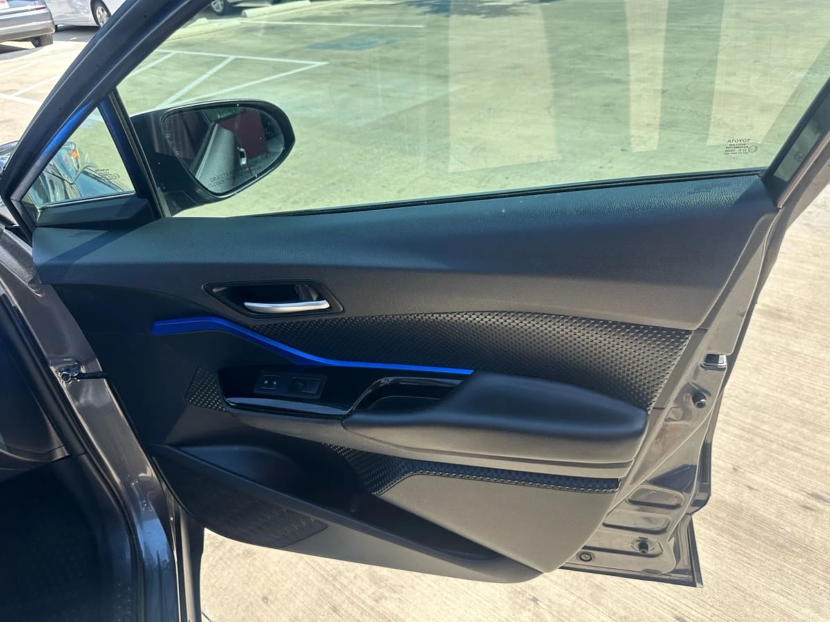 2021 Toyota C-HR XLE photo 30