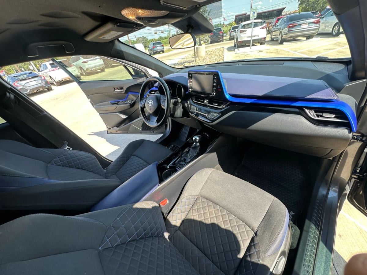 2021 Toyota C-HR XLE photo 31