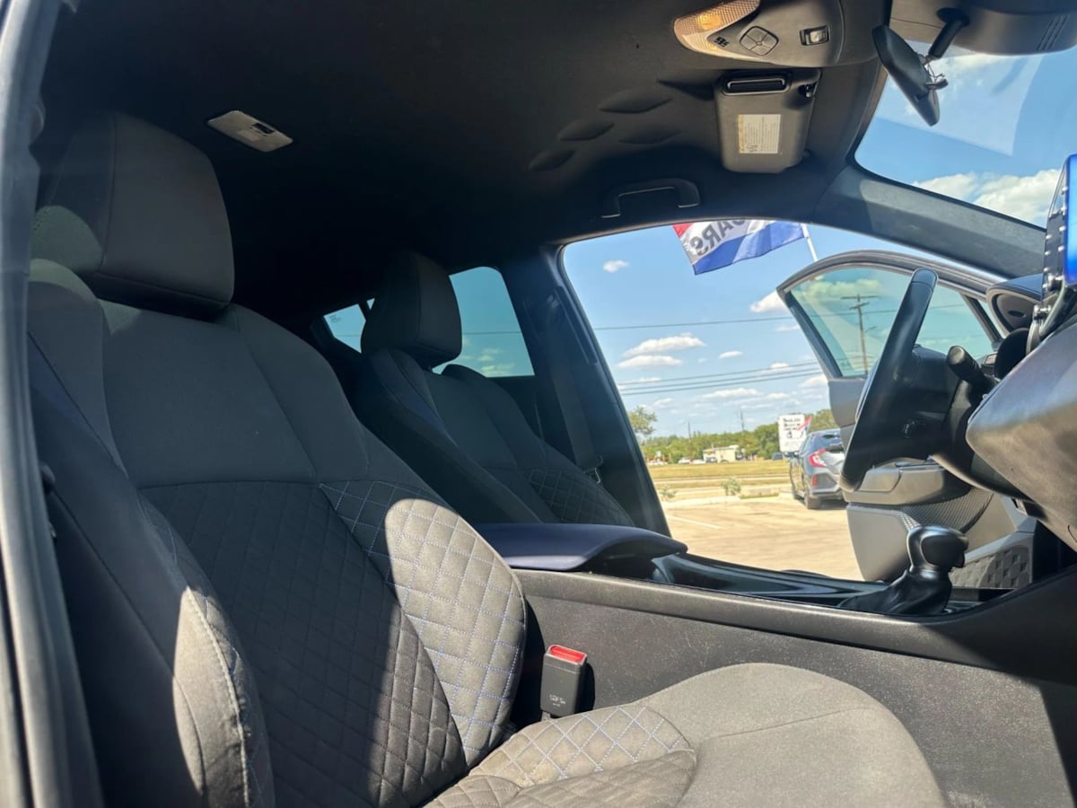 2021 Toyota C-HR XLE photo 33