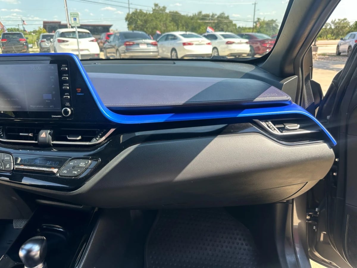 2021 Toyota C-HR XLE photo 34
