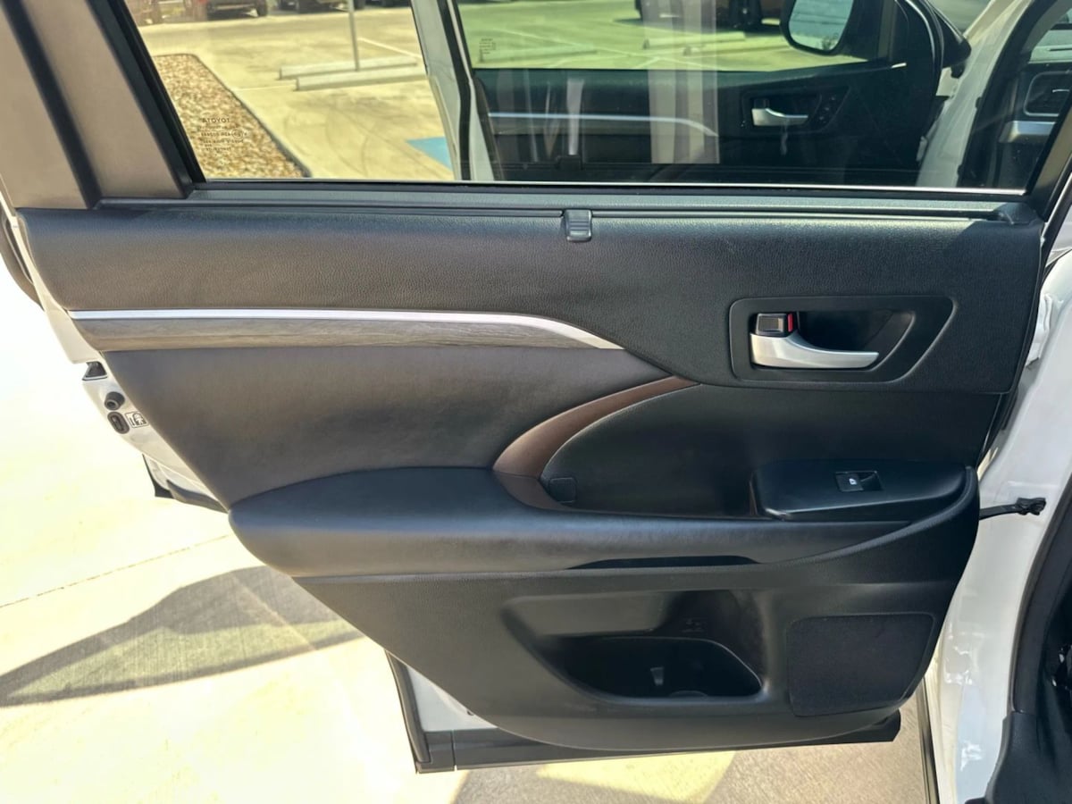 2017 Toyota Highlander Limited Platinum photo 25