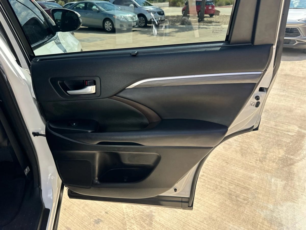 2017 Toyota Highlander Limited Platinum photo 29