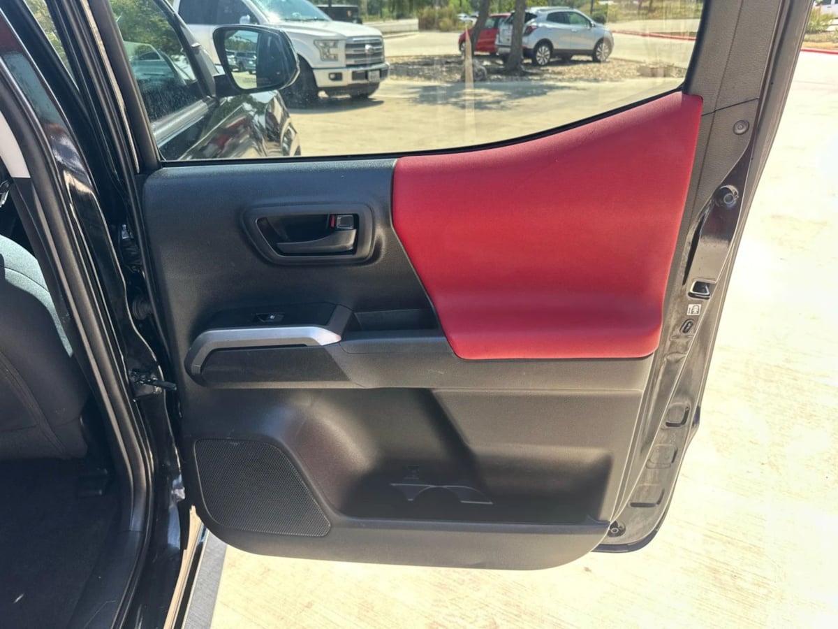 2019 Toyota Tacoma SR5 photo 23