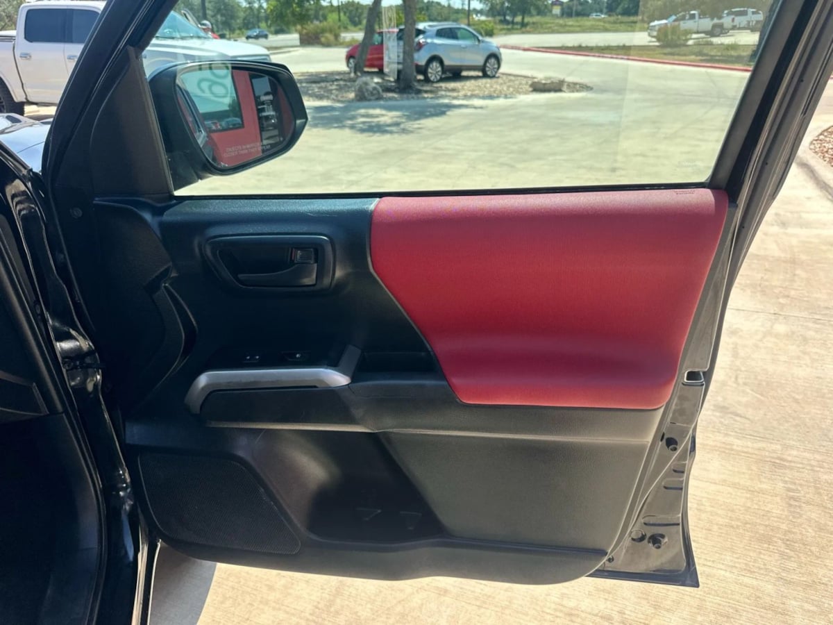 2019 Toyota Tacoma SR5 photo 26
