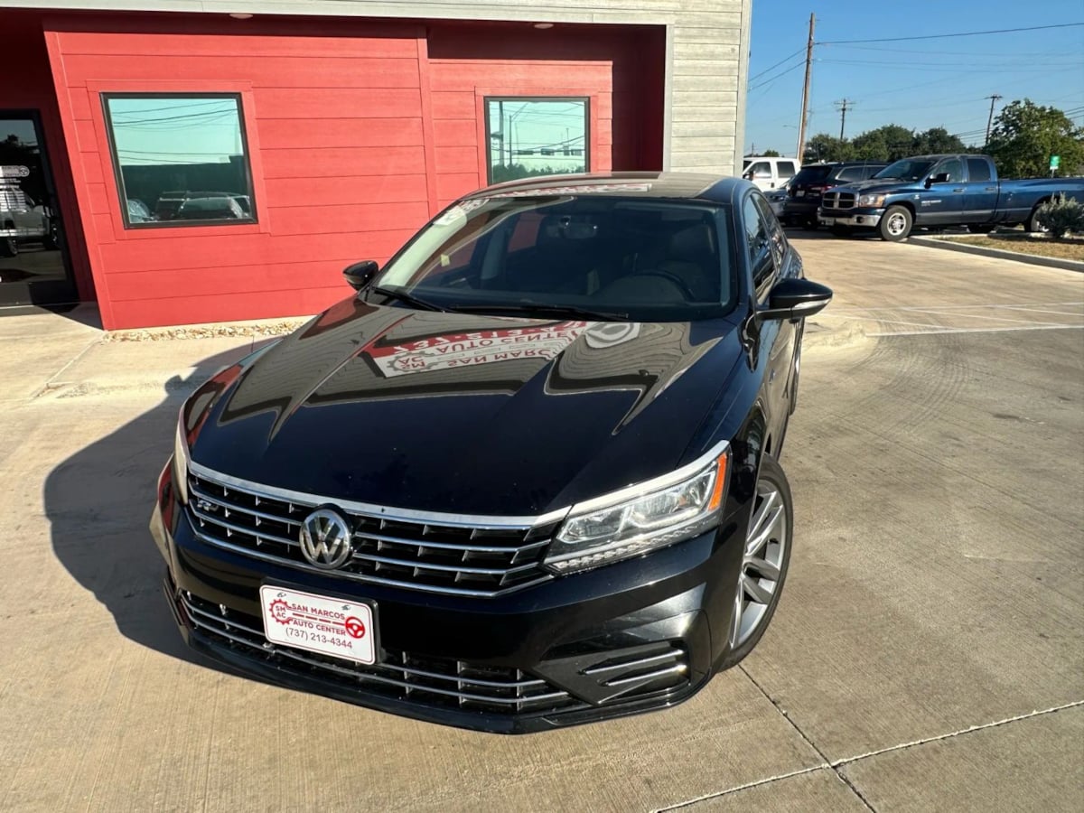 2018 Volkswagen Passat R-Line photo 2