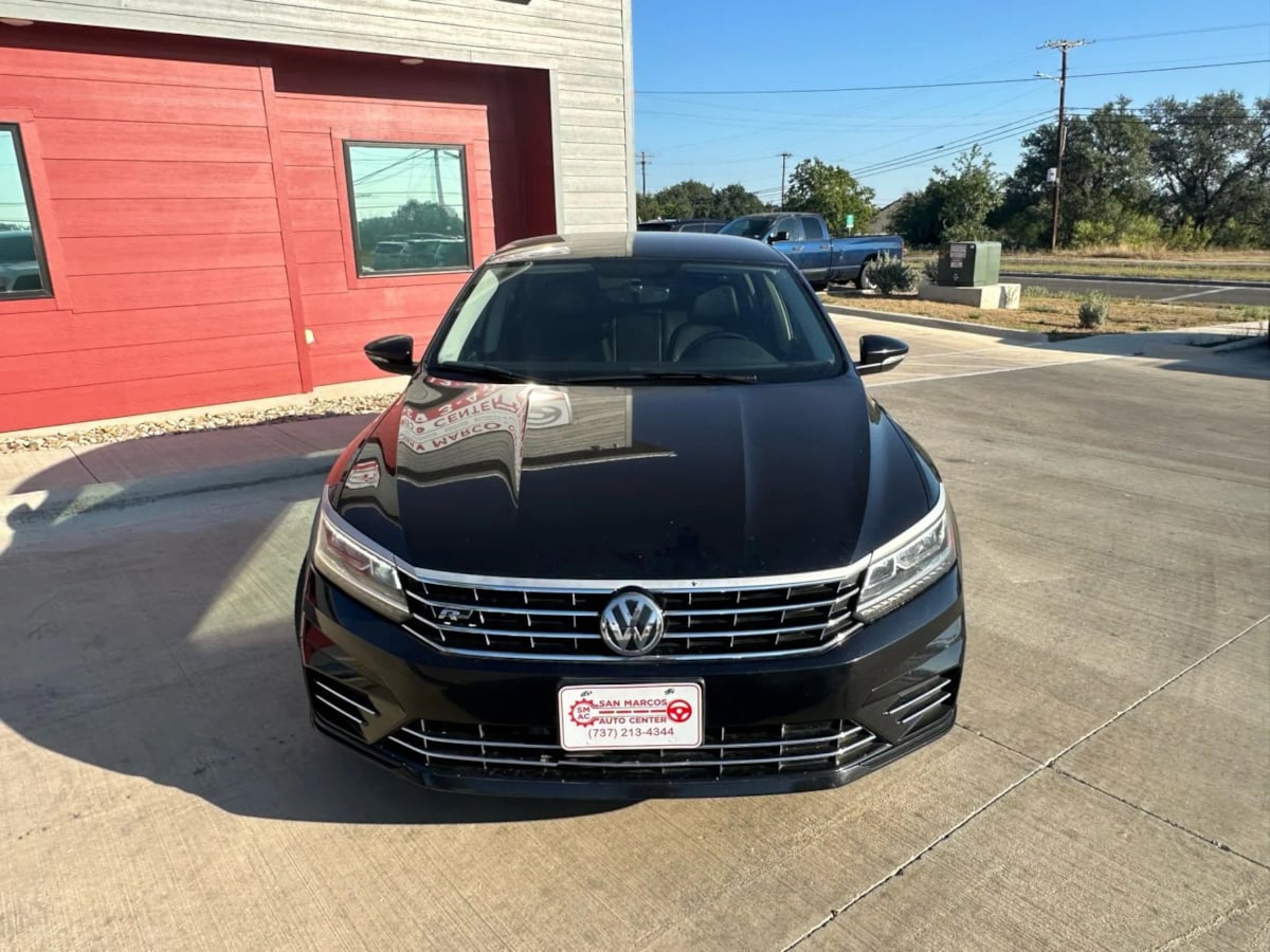 2018 Volkswagen Passat R-Line photo 3