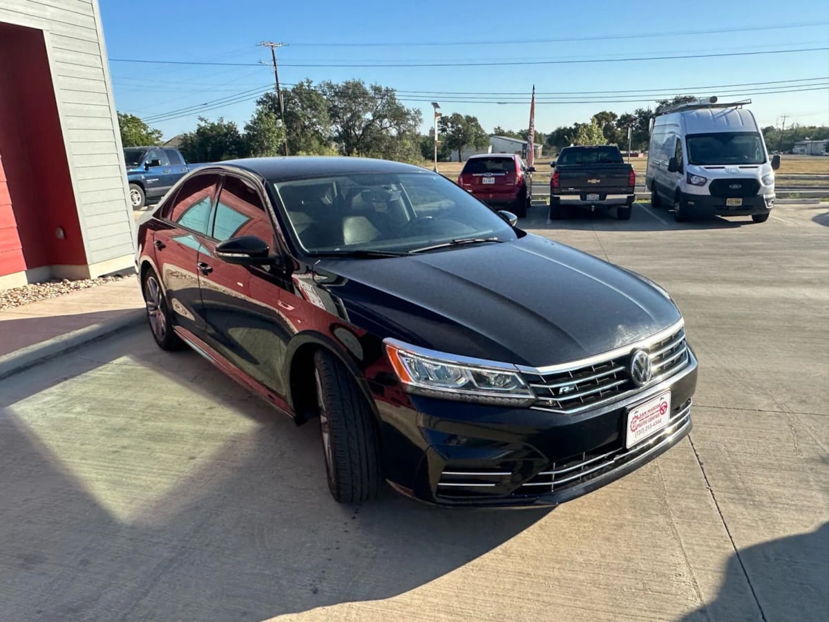 2018 Volkswagen Passat R-Line photo 4