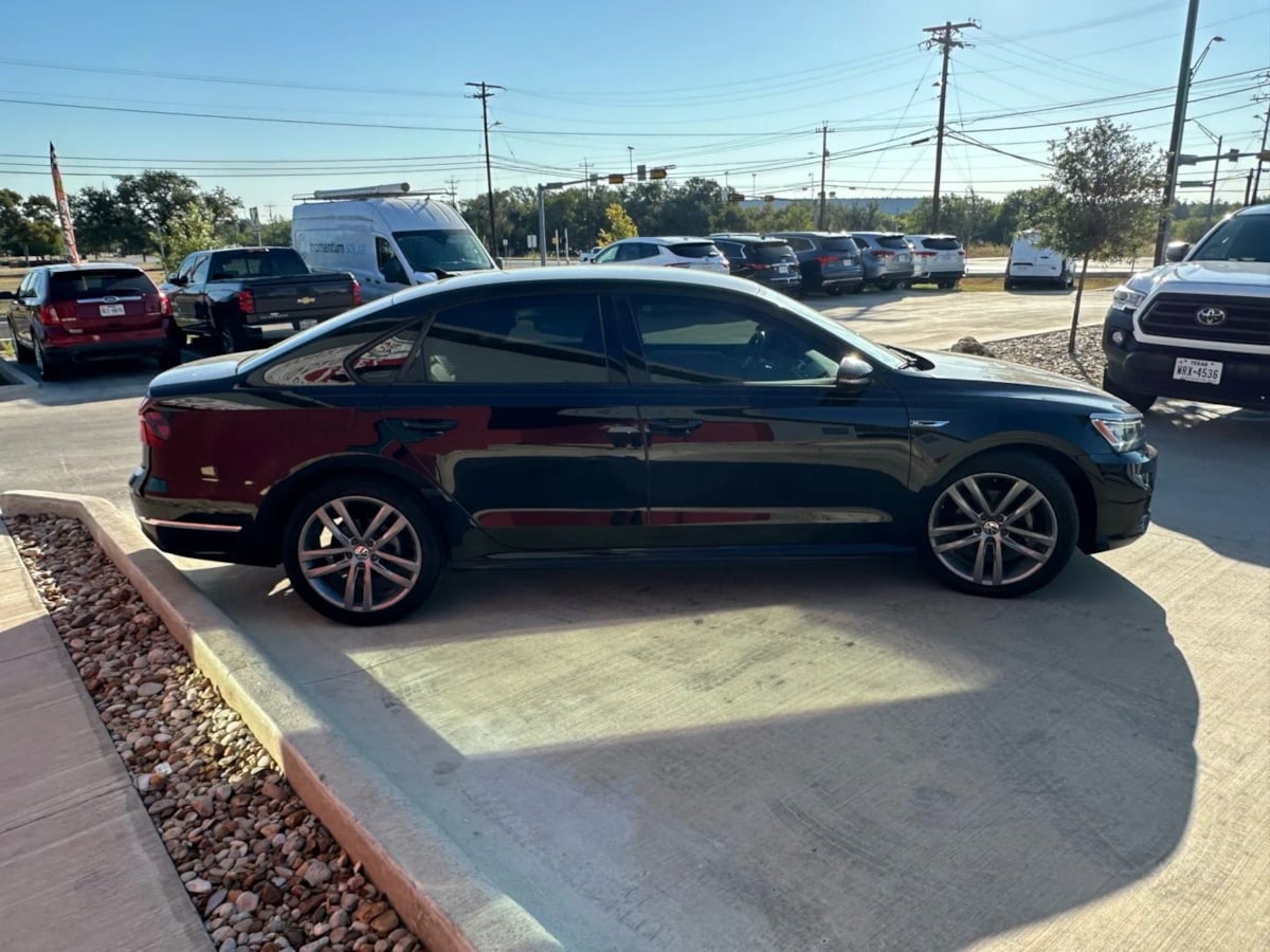 2018 Volkswagen Passat R-Line photo 5