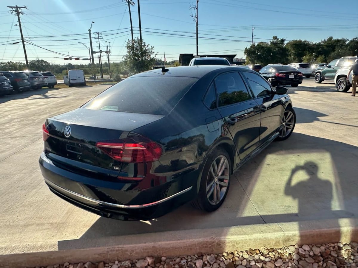 2018 Volkswagen Passat R-Line photo 6