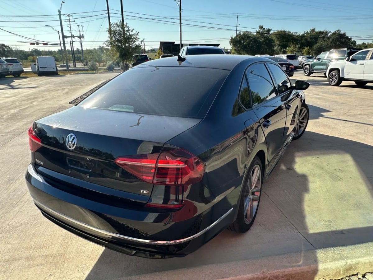 2018 Volkswagen Passat R-Line photo 7
