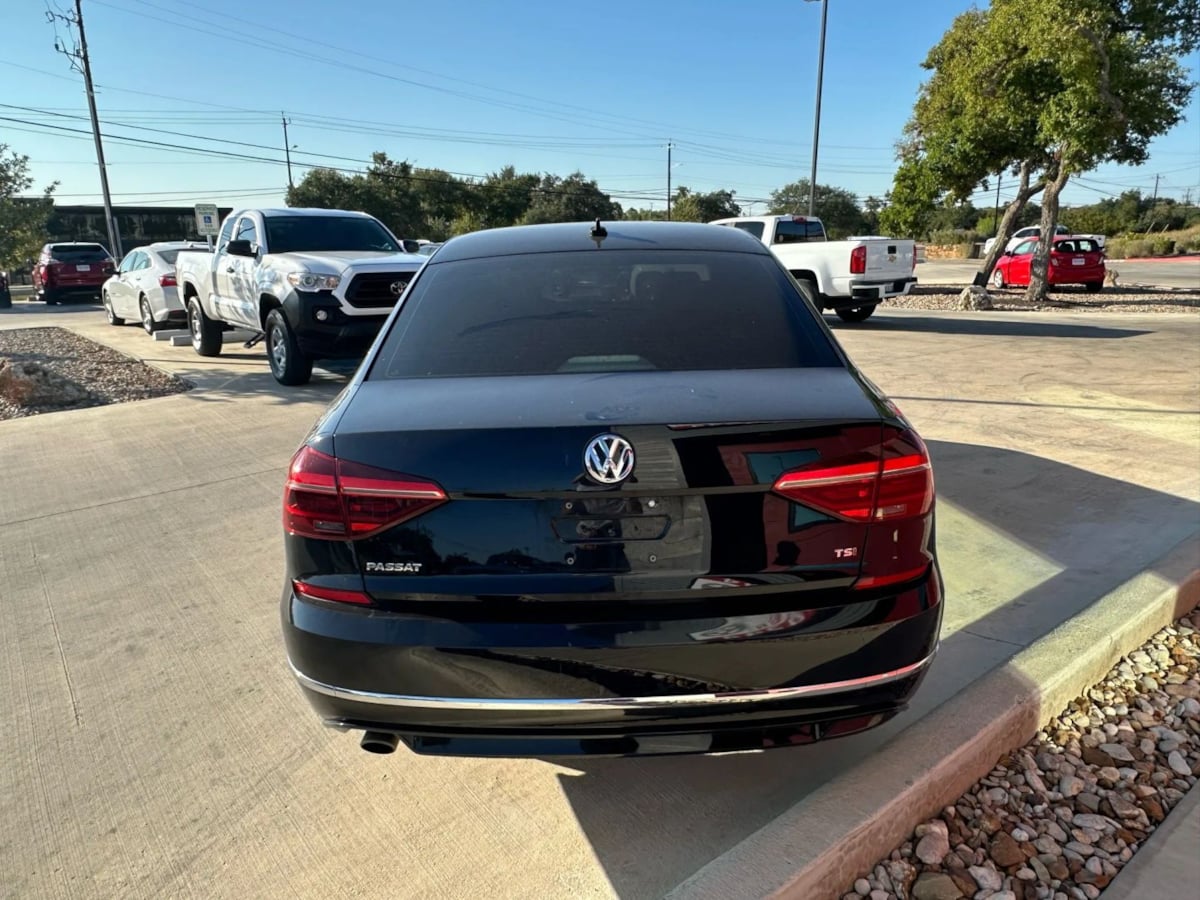 2018 Volkswagen Passat R-Line photo 8