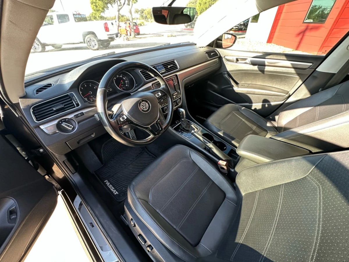 2018 Volkswagen Passat R-Line photo 14