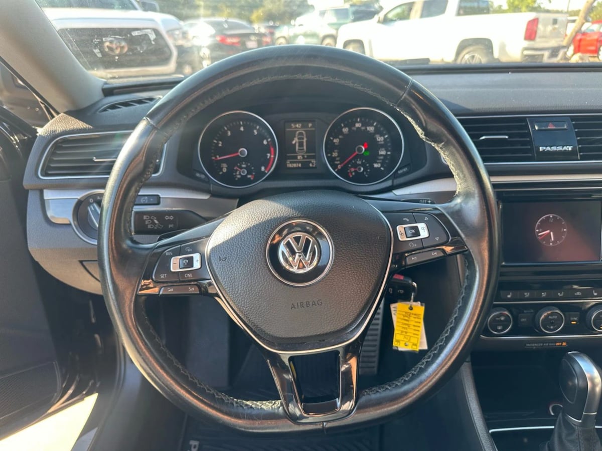 2018 Volkswagen Passat R-Line photo 17