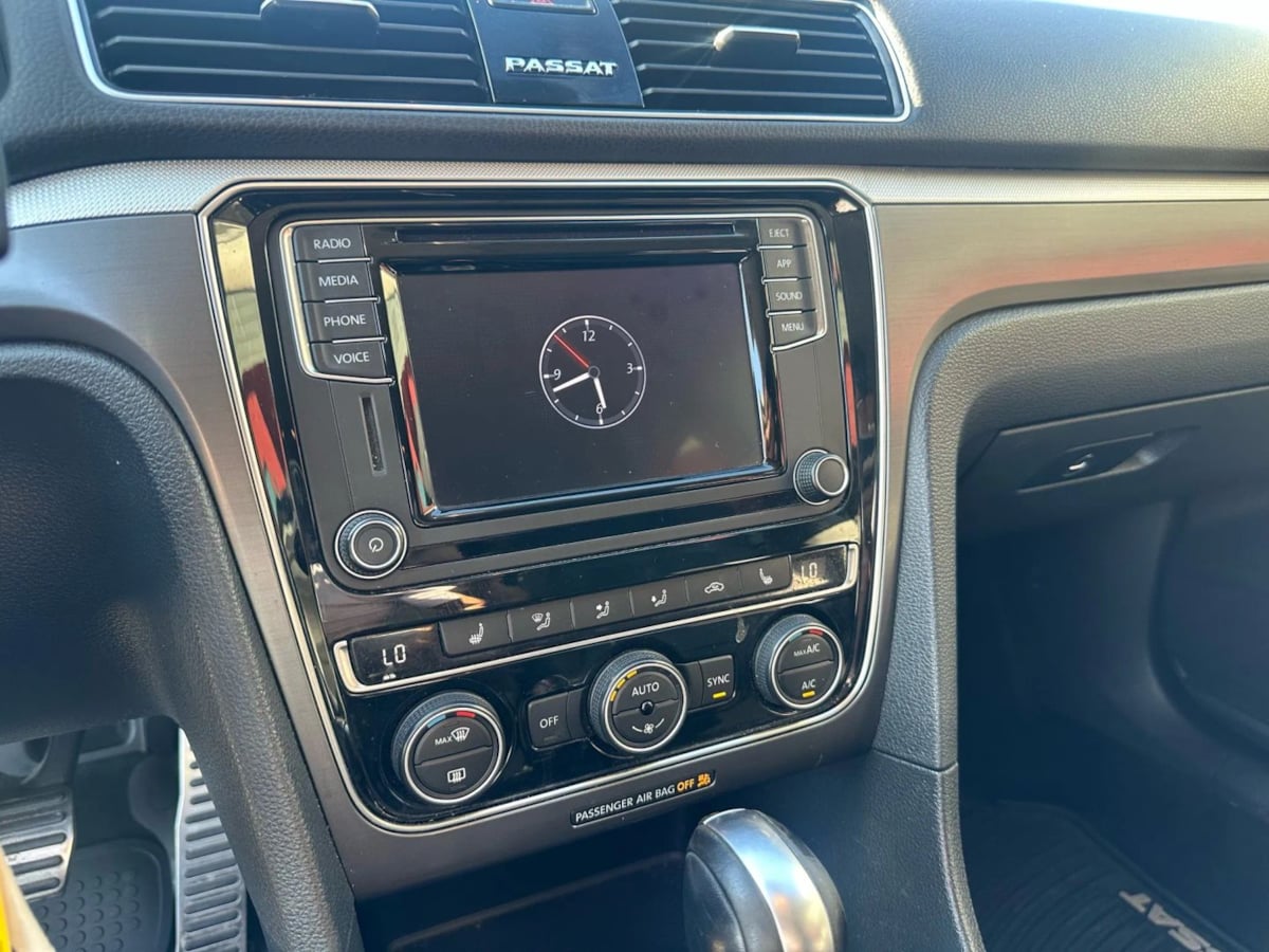 2018 Volkswagen Passat R-Line photo 19