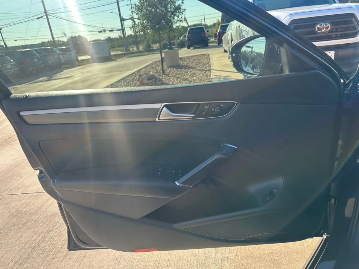 2018 Volkswagen Passat R-Line photo 23