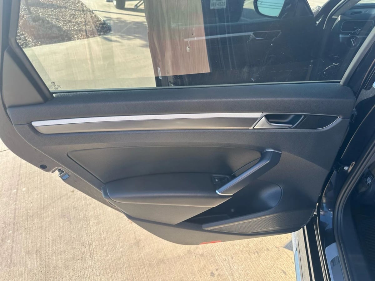 2018 Volkswagen Passat R-Line photo 24