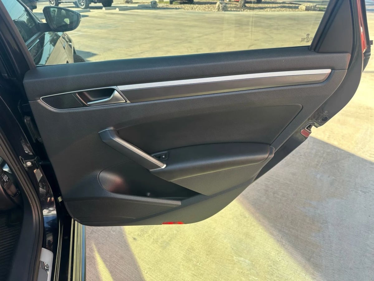 2018 Volkswagen Passat R-Line photo 27