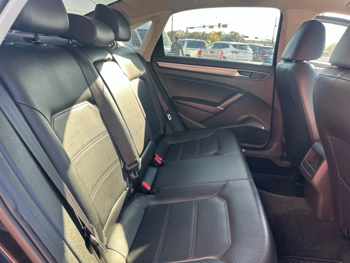 2018 Volkswagen Passat R-Line photo 28