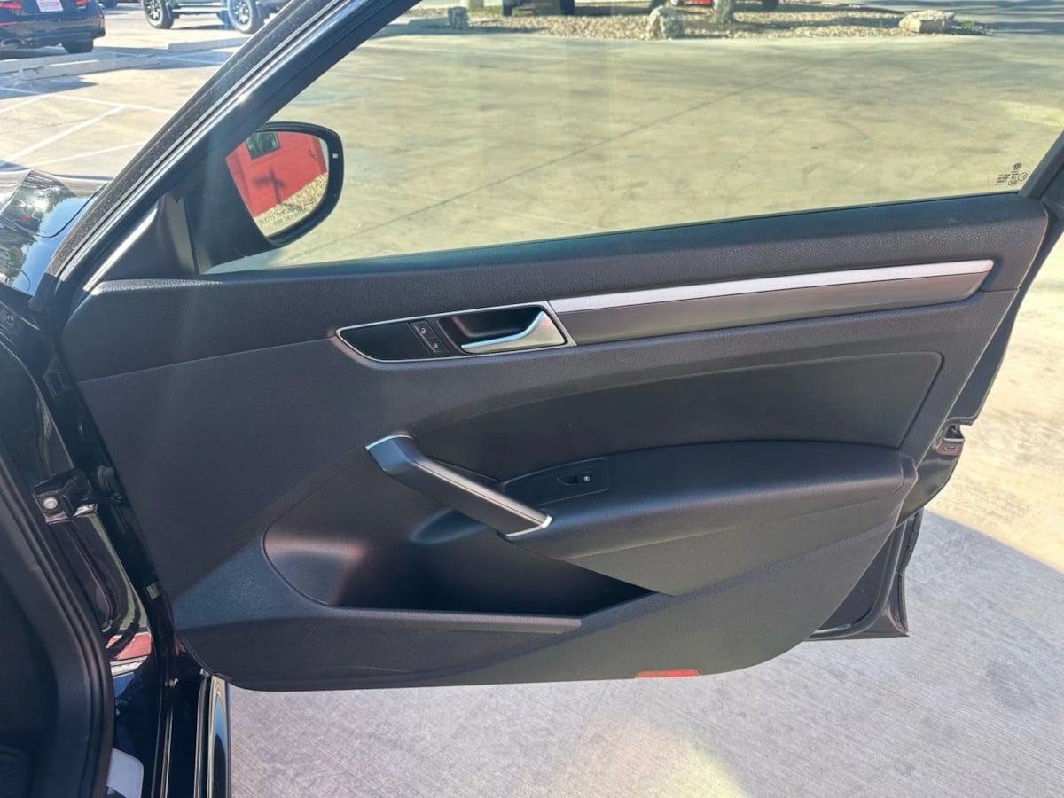 2018 Volkswagen Passat R-Line photo 29