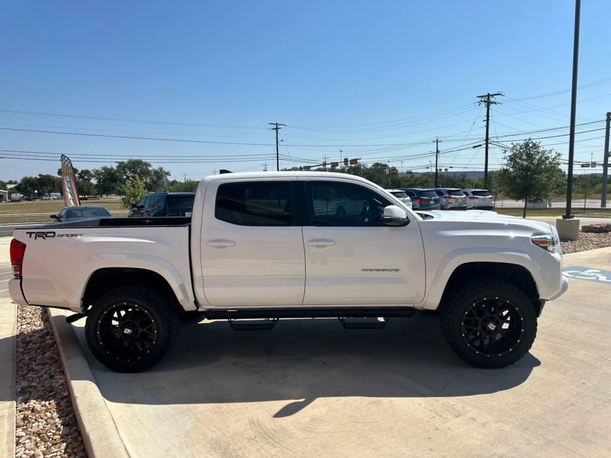 2017 Toyota Tacoma TRD Sport photo 2