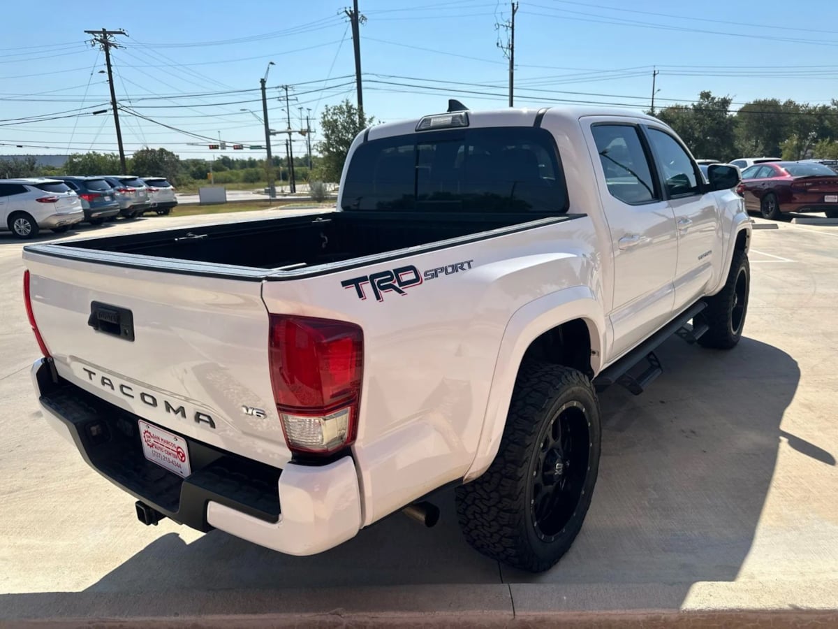 2017 Toyota Tacoma TRD Sport photo 3