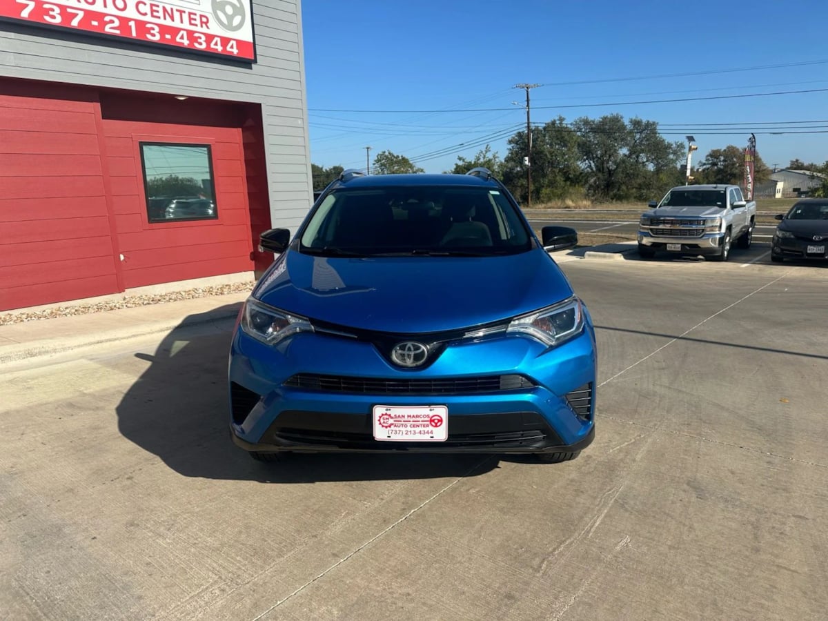 2018 Toyota RAV4 LE photo 3