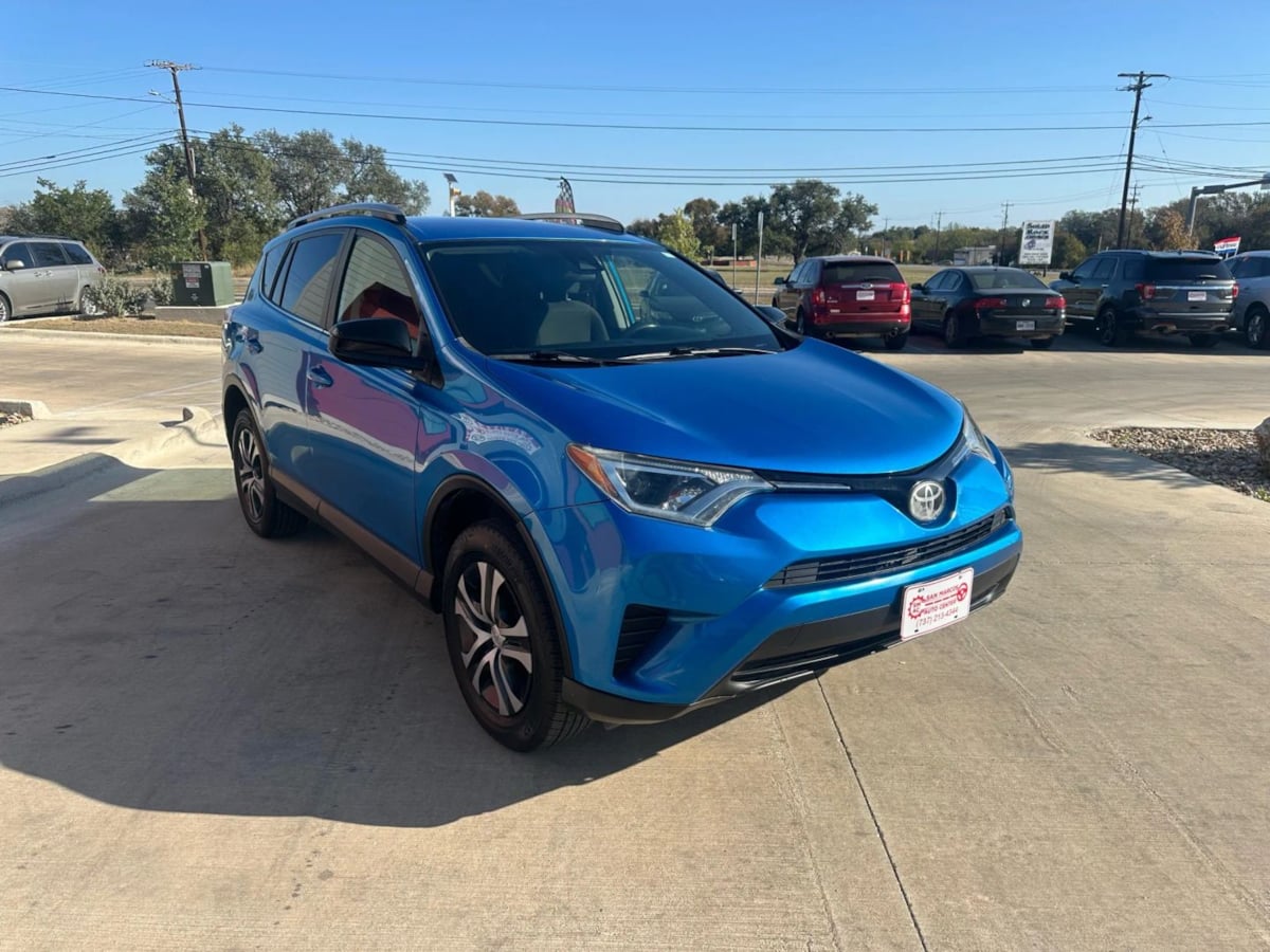 2018 Toyota RAV4 LE photo 4