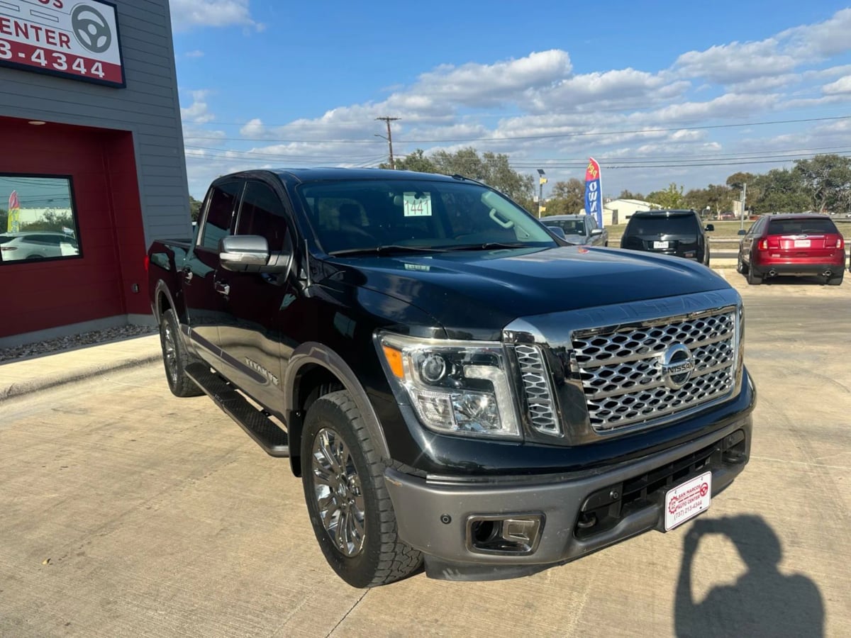 2018 Nissan Titan Platinum Reserve photo 4