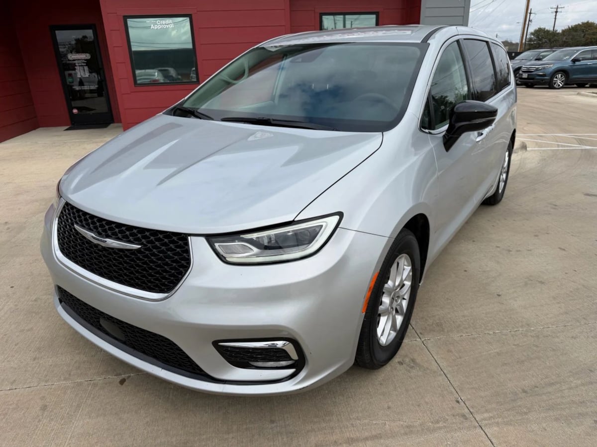 2024 Chrysler Pacifica Touring L - Photo 2