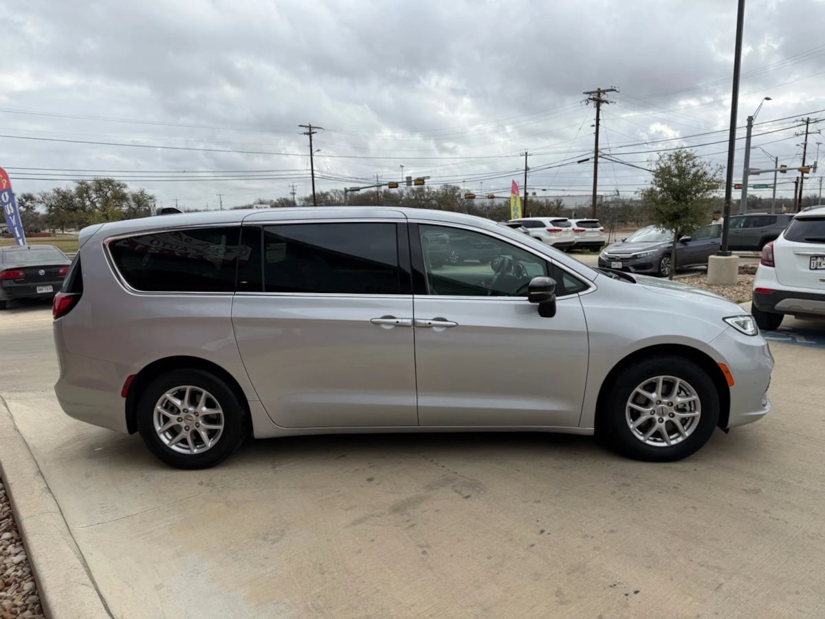 2024 Chrysler Pacifica Touring L - Photo 5
