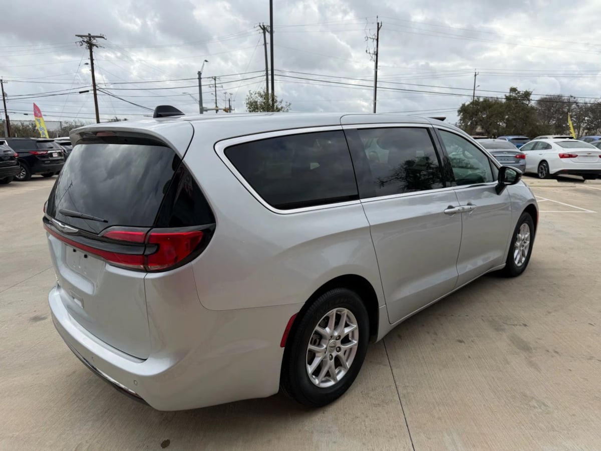 2024 Chrysler Pacifica Touring L - Photo 6