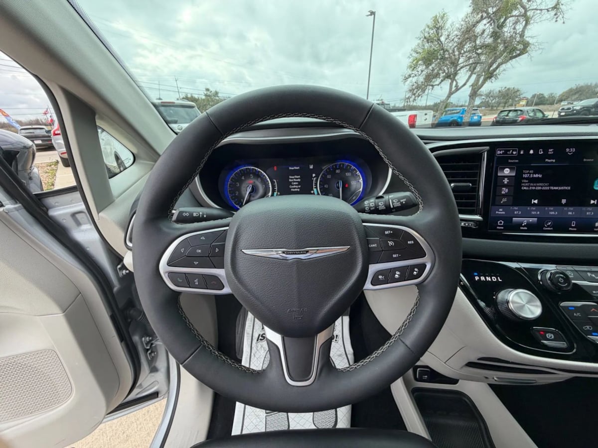 2024 Chrysler Pacifica Touring L - Photo 17