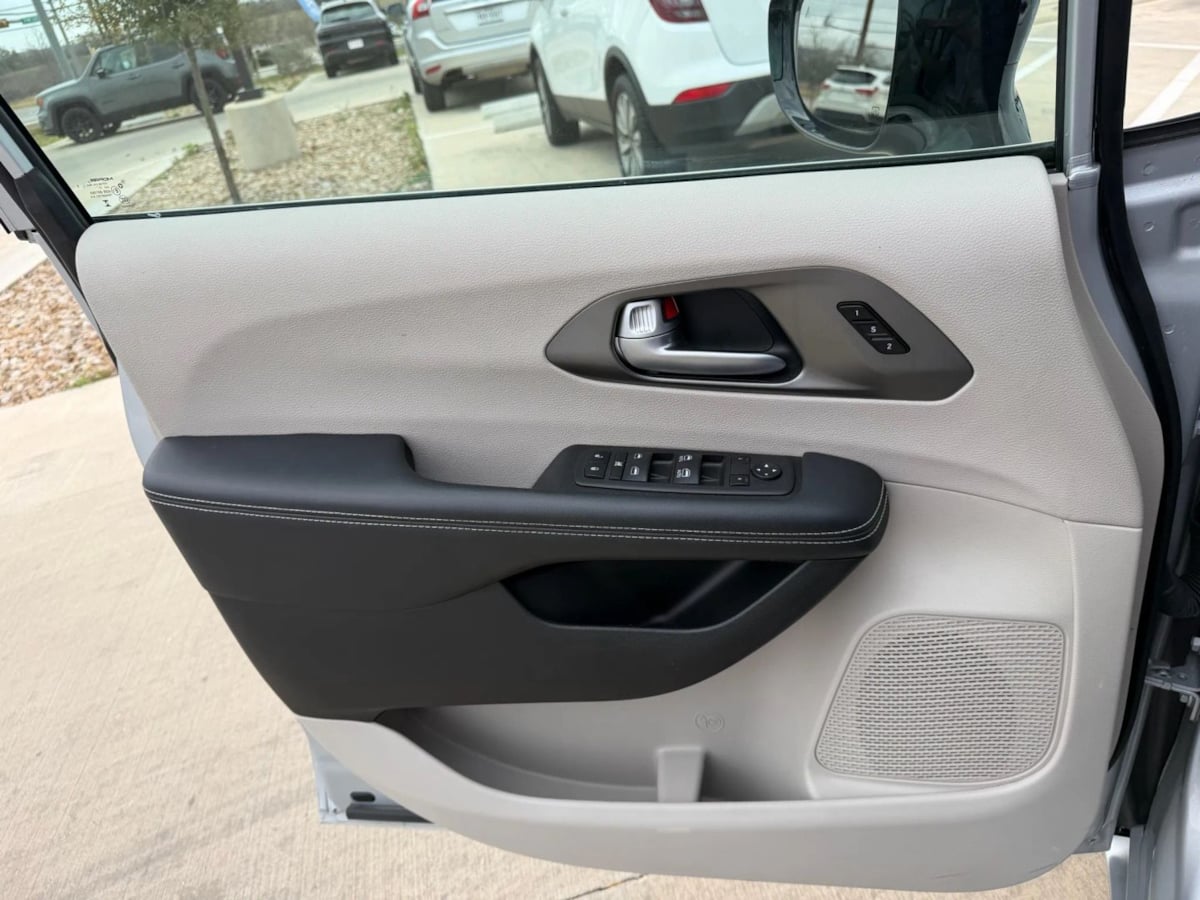 2024 Chrysler Pacifica Touring L - Photo 26