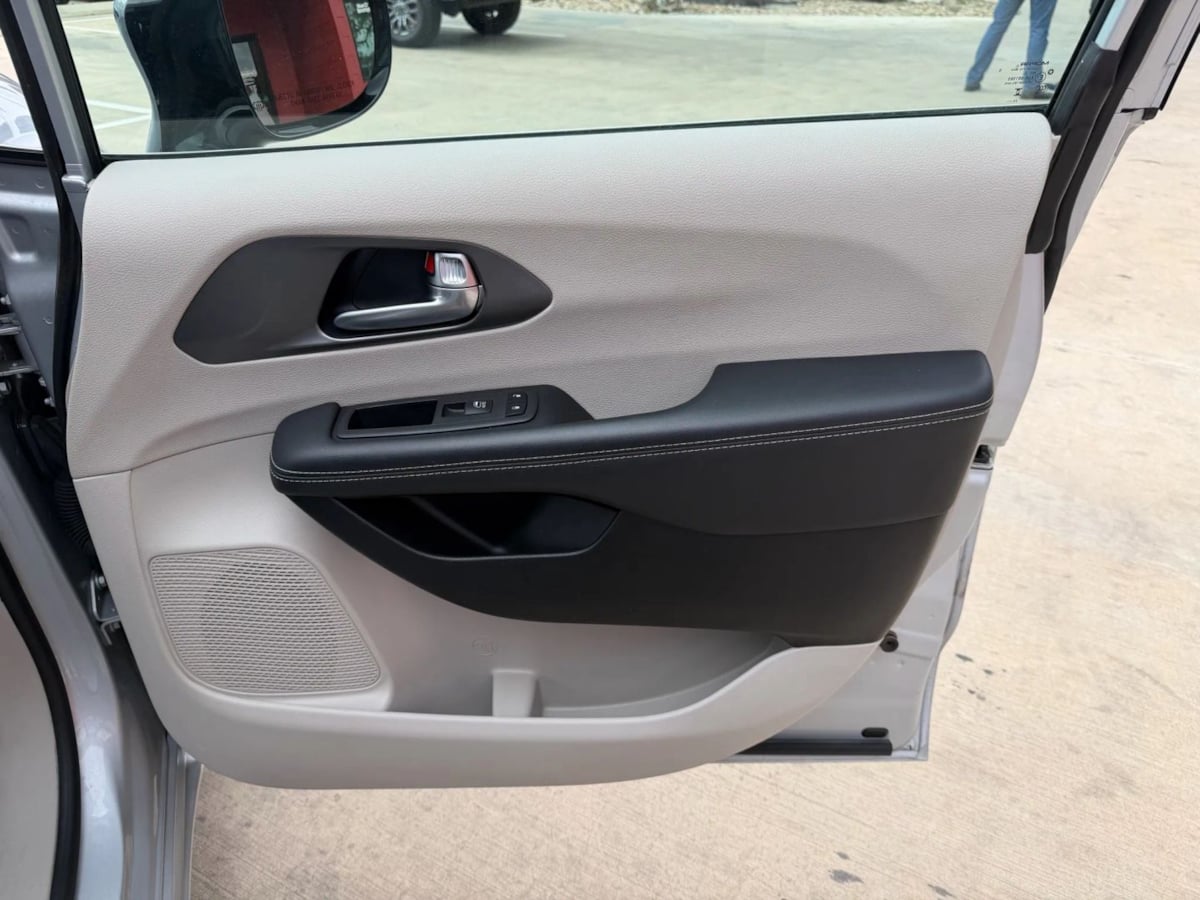 2024 Chrysler Pacifica Touring L - Photo 37
