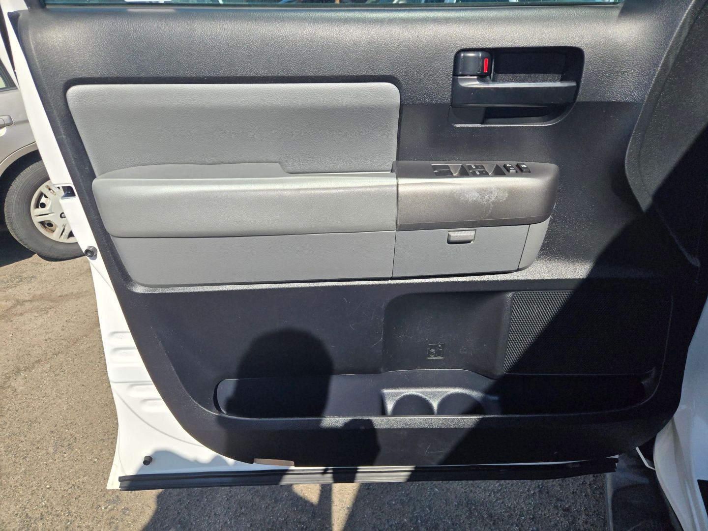2014 Toyota Sequoia SR5 photo 8