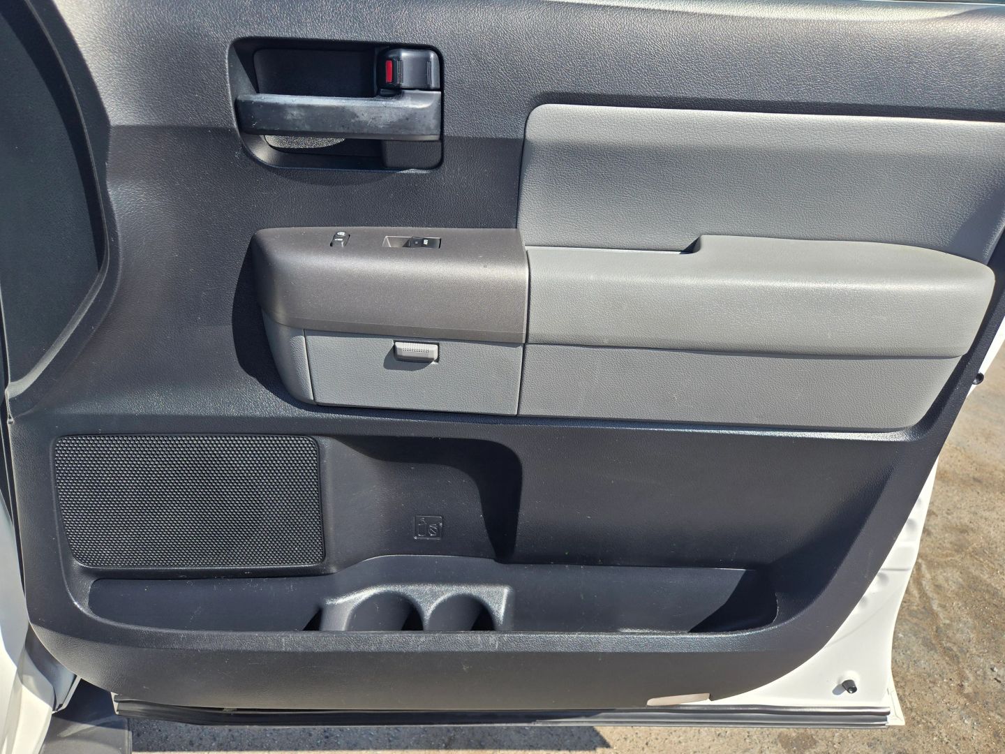 2014 Toyota Sequoia SR5 photo 12