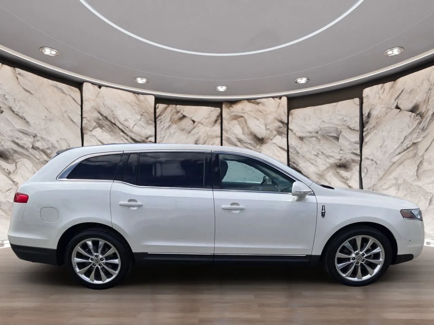 2010 Lincoln MKT EcoBoost photo 2