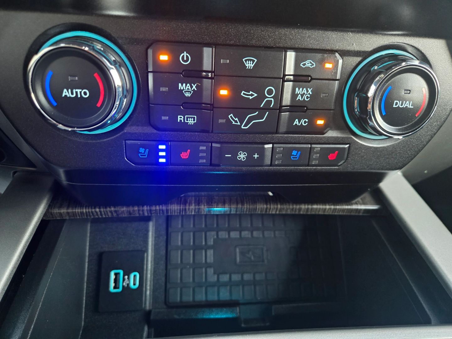 2020 Ford F-350 Lariat photo 23