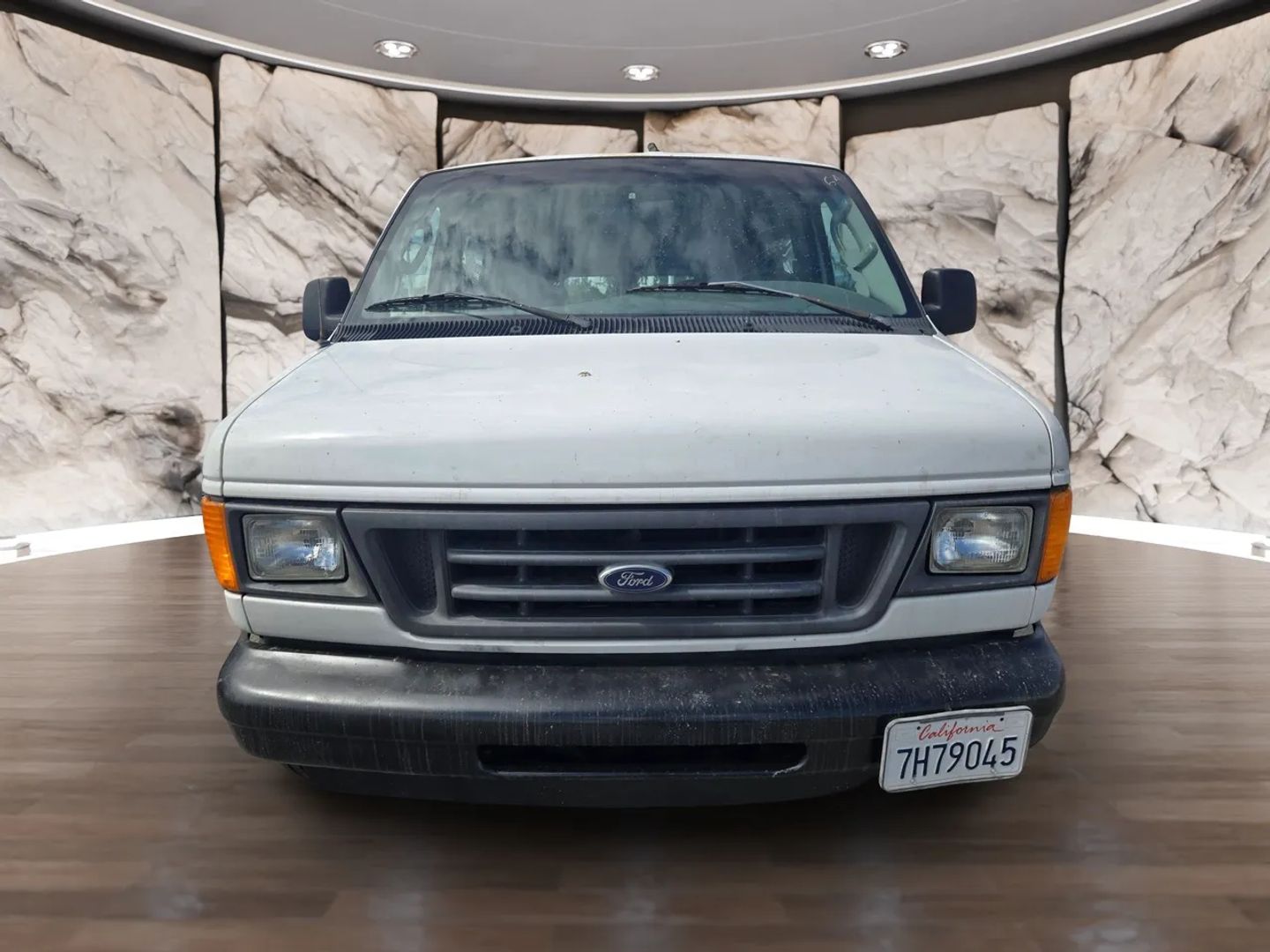 2003 Ford E-150 photo 2
