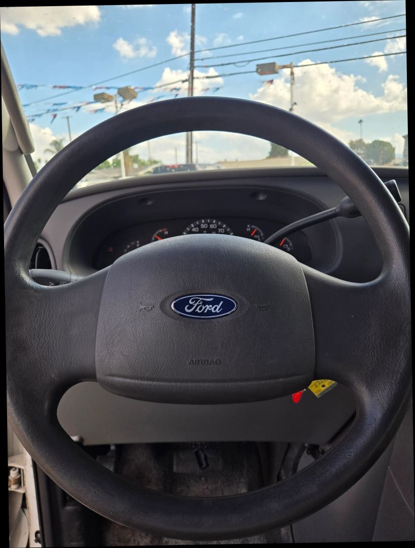 2003 Ford E-150 photo 8