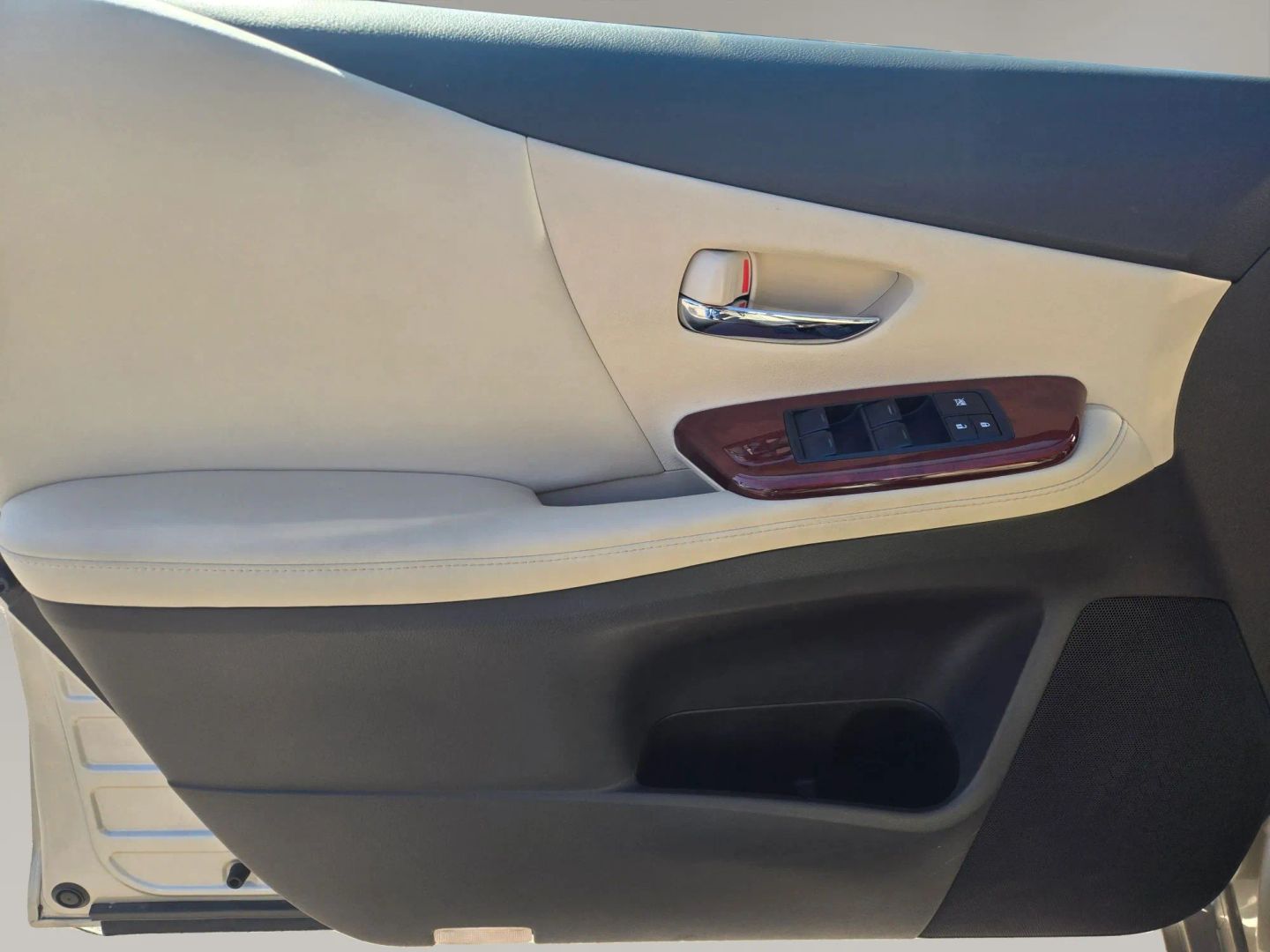 Photo 9 of this Lexus HS 250h
