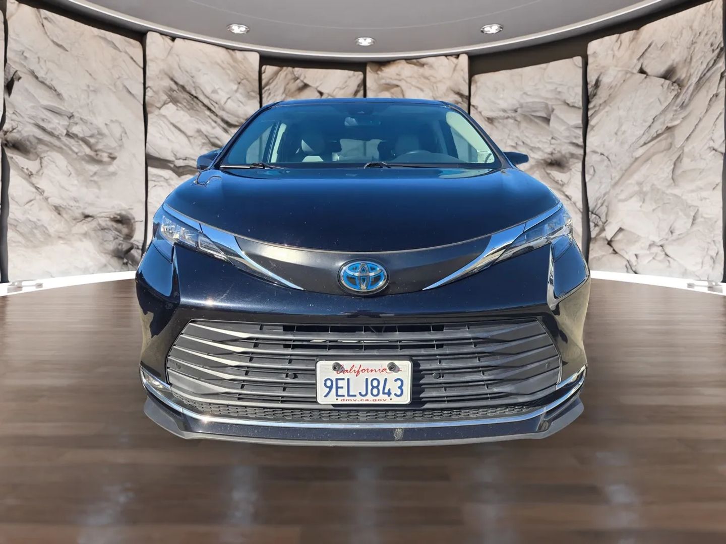 2023 Toyota Sienna XLE photo 2