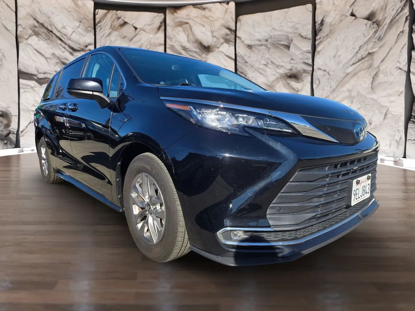 2023 Toyota Sienna XLE photo 3
