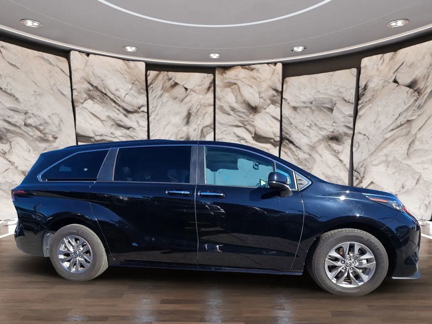 2023 Toyota Sienna XLE photo 4