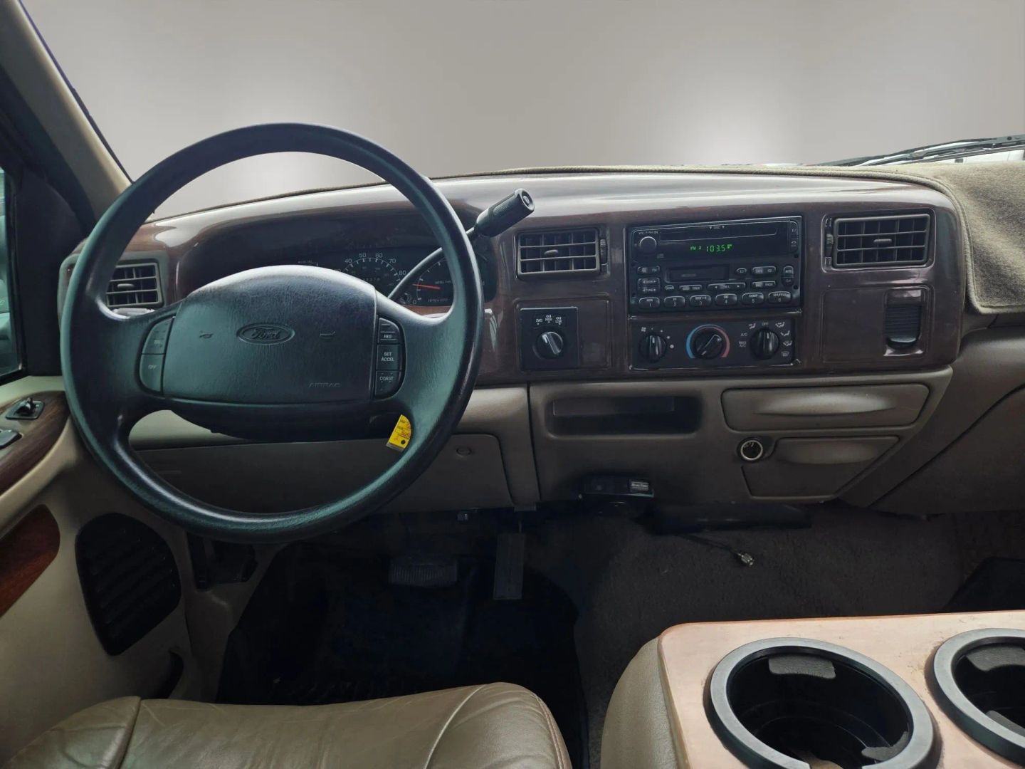 Photo 18 of this Ford Super Duty F-350 DRW