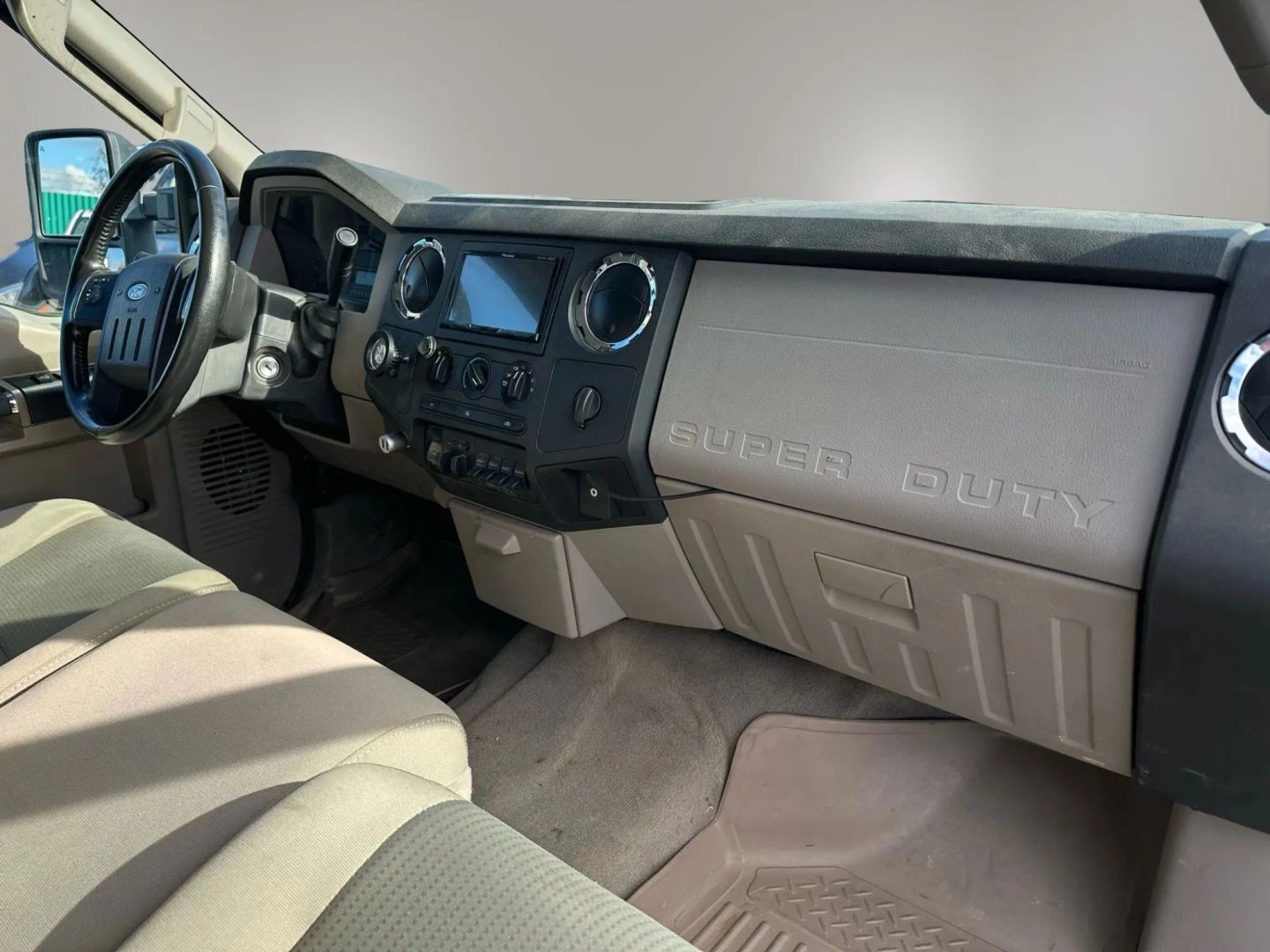 Photo 14 of this Ford Super Duty F-350 DRW
