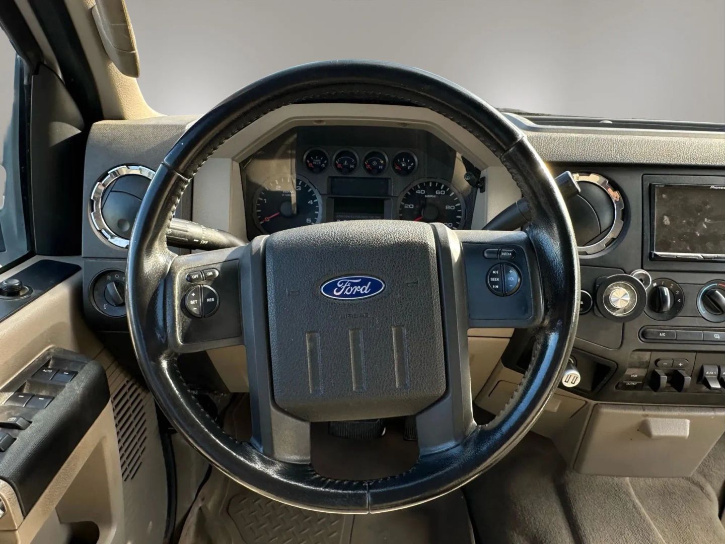 Photo 20 of this Ford Super Duty F-350 DRW
