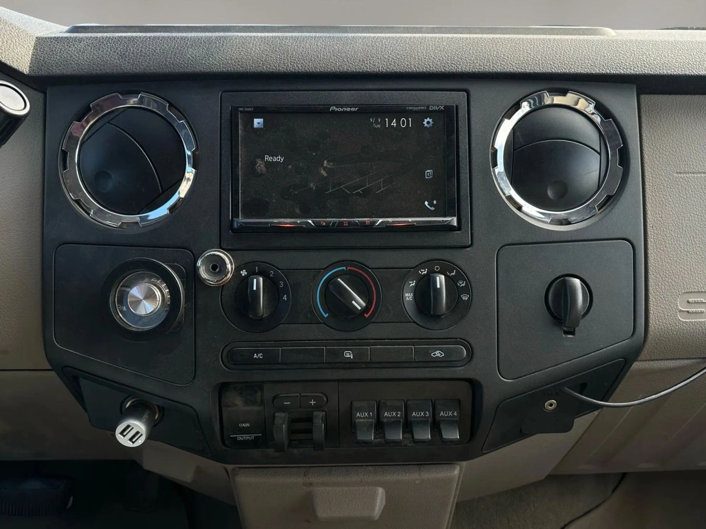 Photo 25 of this Ford Super Duty F-350 DRW
