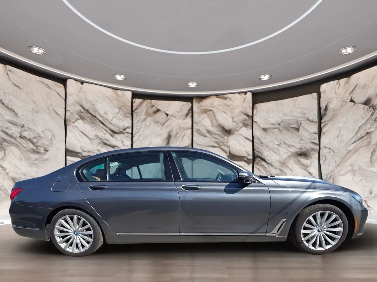 Photo 4 of this BMW 7 Series