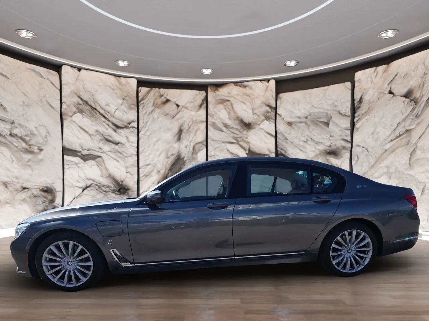 Photo 5 of this BMW 7 Series